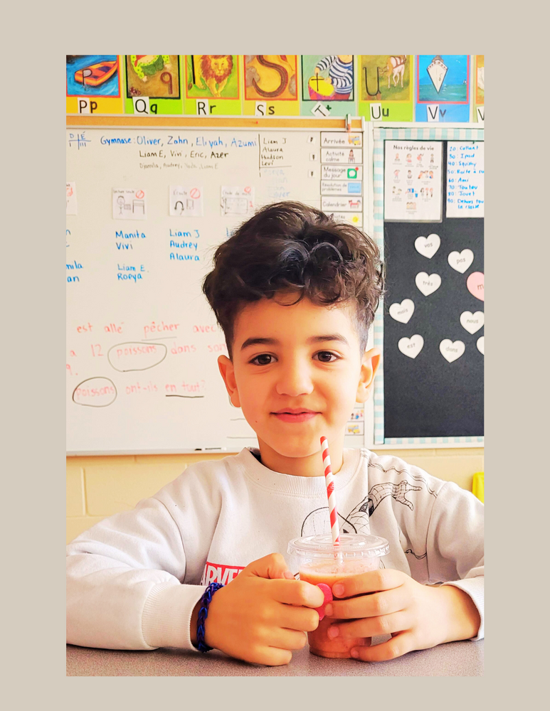 garçon avec smoothie santé